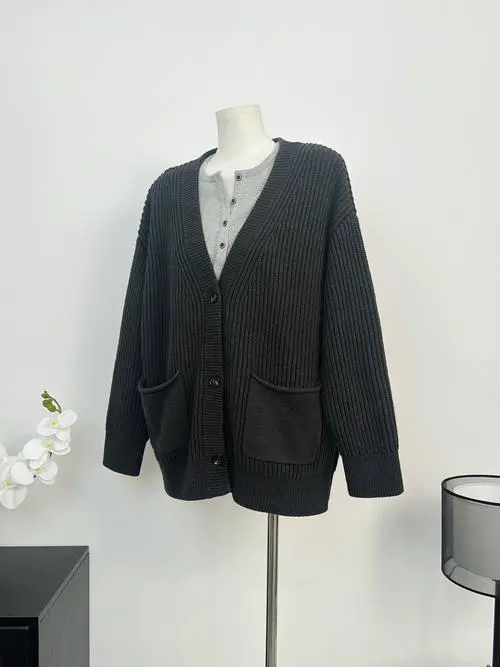 灰色开衫小毛衣怎么搭配图片