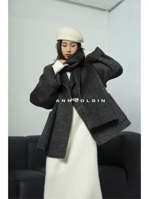 圆领灰色大衣怎么搭配