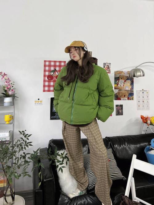 冬天绿色的裤子怎么搭配衣服好看吗