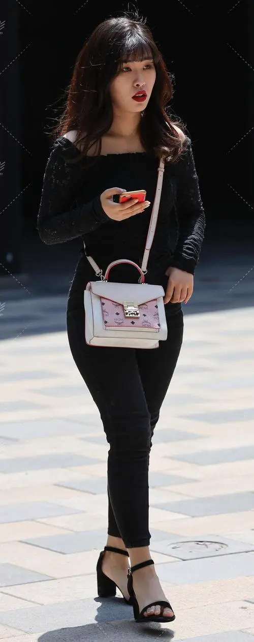 黑色打底衫配什么裤子