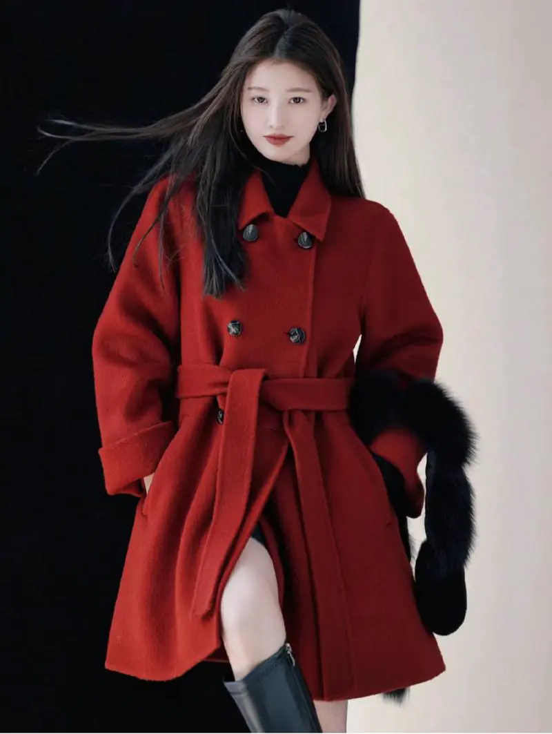 红色圆领毛呢大衣怎么搭配图片