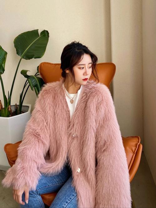粉色的皮草怎么搭配衣服图片欣赏