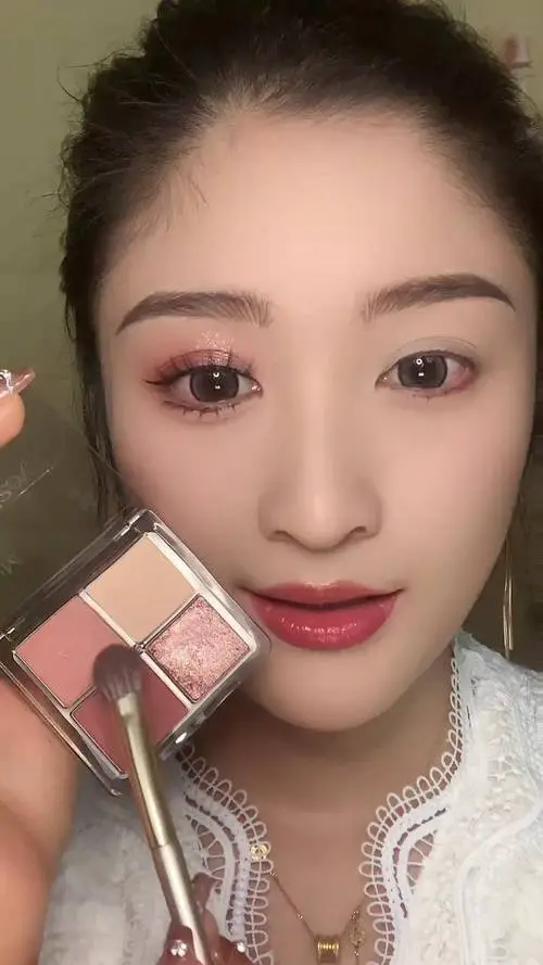 粉红色眼影怎么搭配