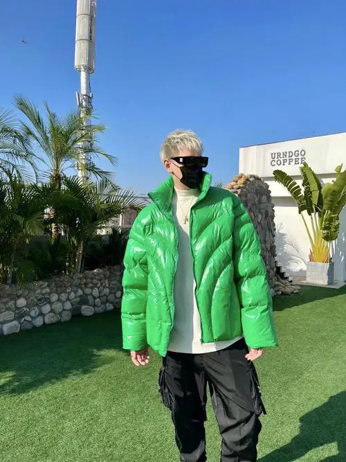 男生草绿色羽绒服怎么搭配