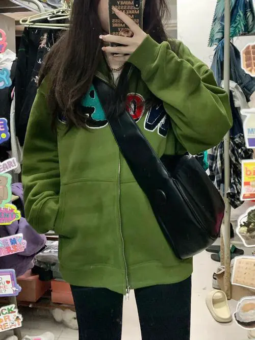 藏绿色外套怎么搭配