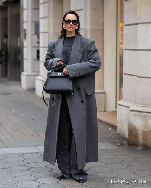 黑灰外套怎么搭配什么裤子好看