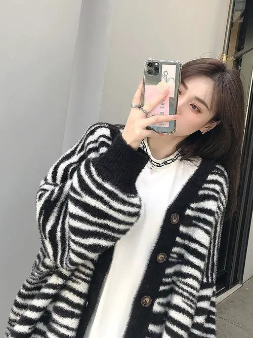 黑白条纹毛衣怎么搭配外套