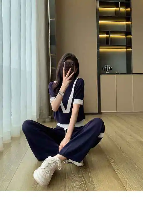 藏青色衣服配什么裤子