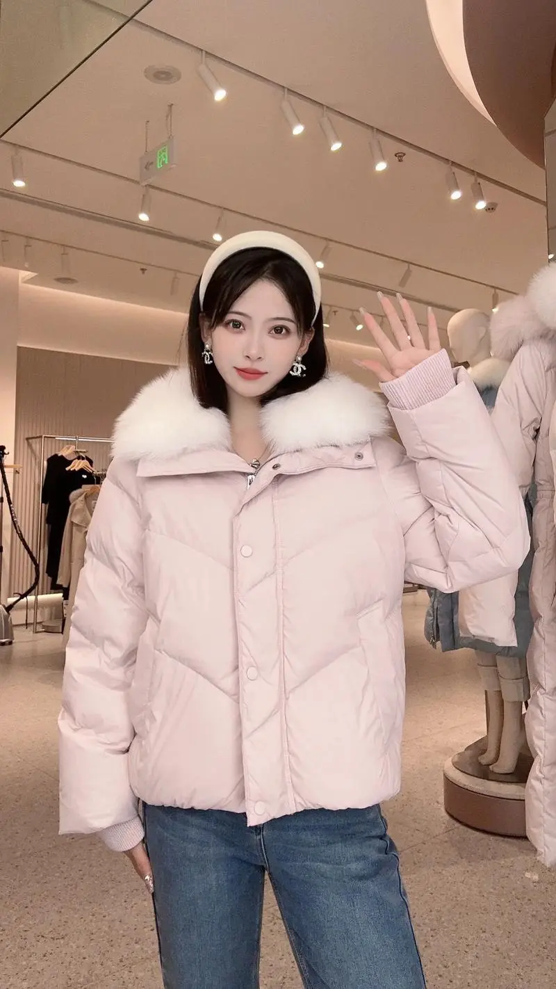 粉短羽绒服怎么搭配衣服