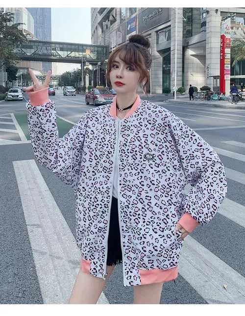 豹纹棒球服怎么搭配什么裤子好看吗