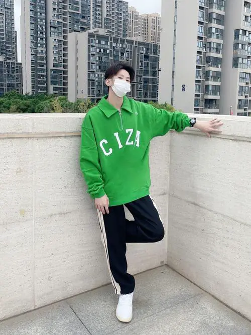 绿色卫衣和牛仔蓝衬衫怎么搭配什么裤子好看图片