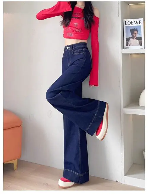 深蓝色牛仔裤配什么上衣