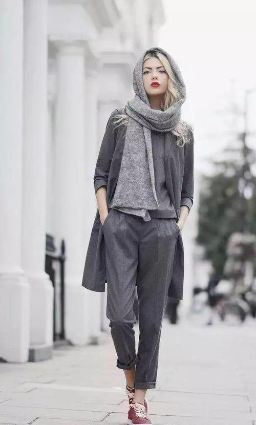 黑灰色裤子配什么上衣