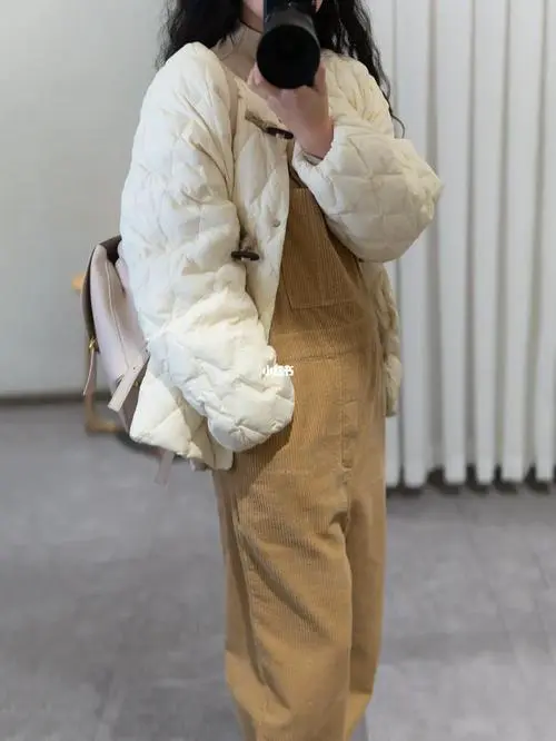 米色羽绒服配什么裤子