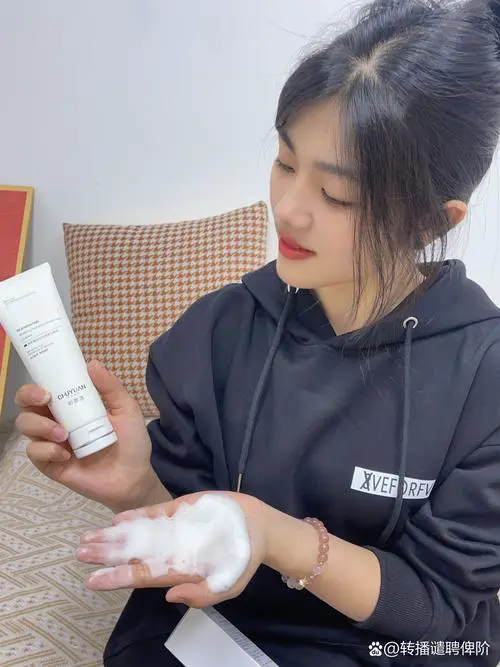 泡沫洗面奶怎么洗干净