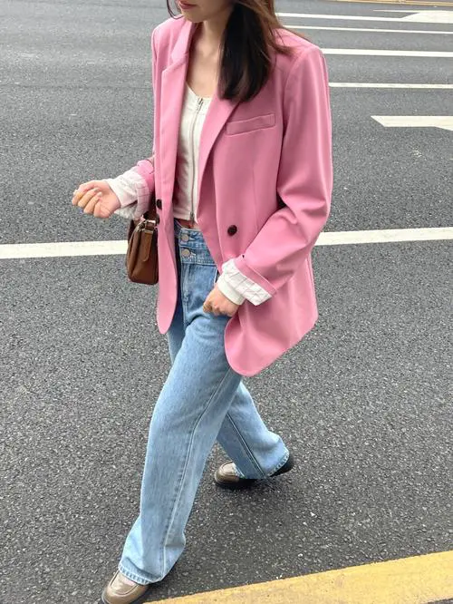 粉红色小西服怎么搭配