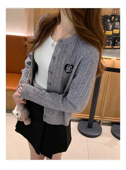 深色针织衫外套怎么搭配