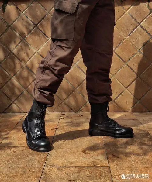 军靴配什么裤子好看