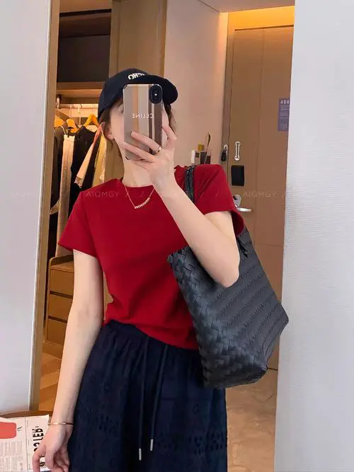 个子高的女生怎么搭配红色t恤