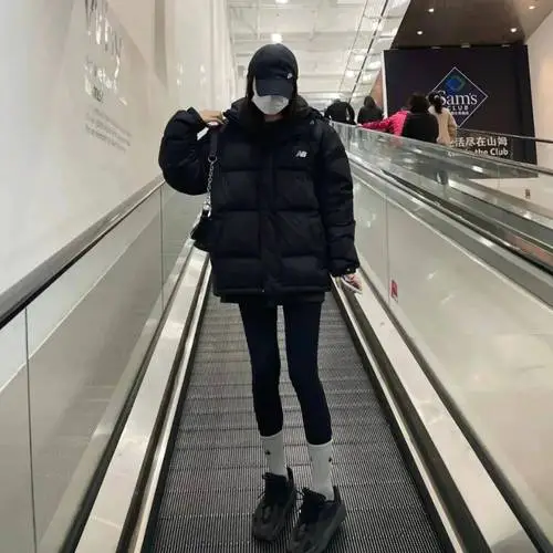 运动黑羽绒服怎么搭配裤子好看图片大全