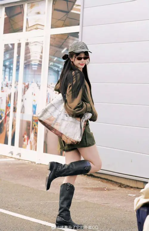 咖啡色卫衣怎么搭配才好看