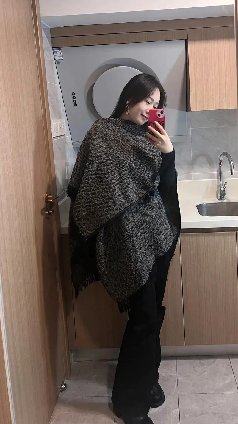 流苏斗篷披肩怎么搭配