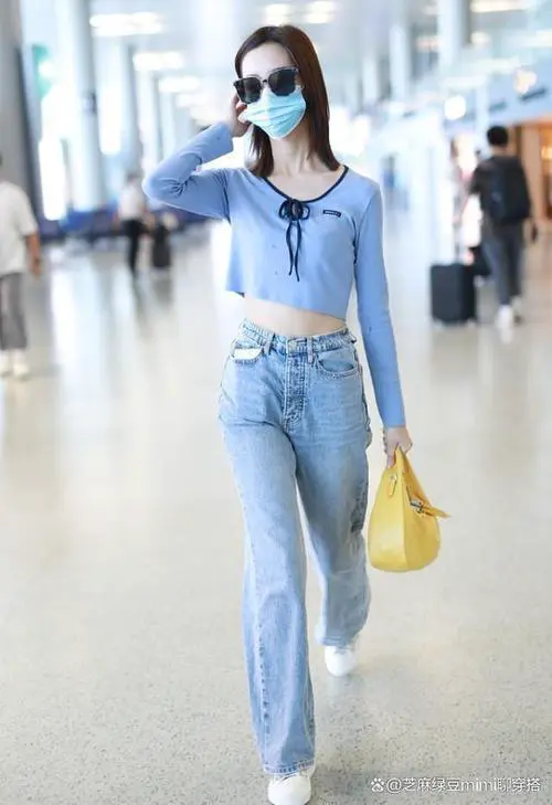 淡蓝色上衣配什么裤子