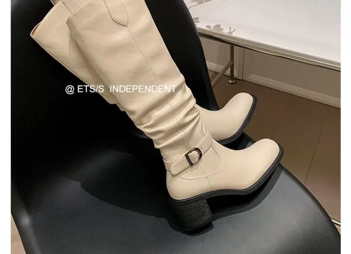 米白色的高帮皮鞋怎么搭配