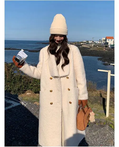 白色长羊羔绒外套怎么搭配