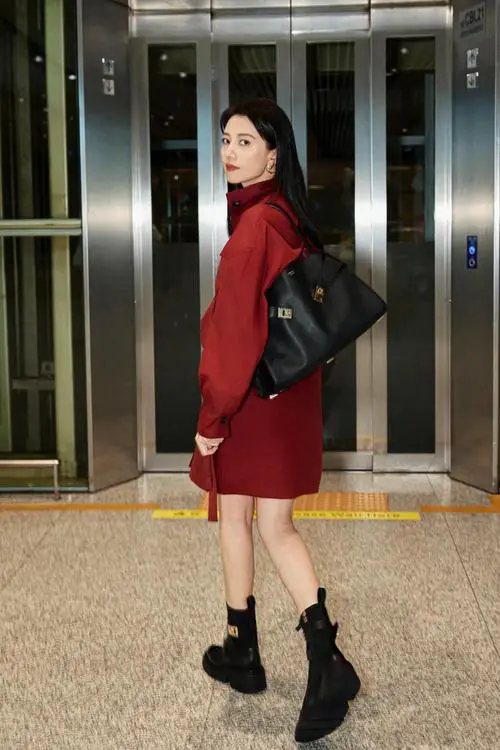 红色短风衣怎么搭配衣服好看