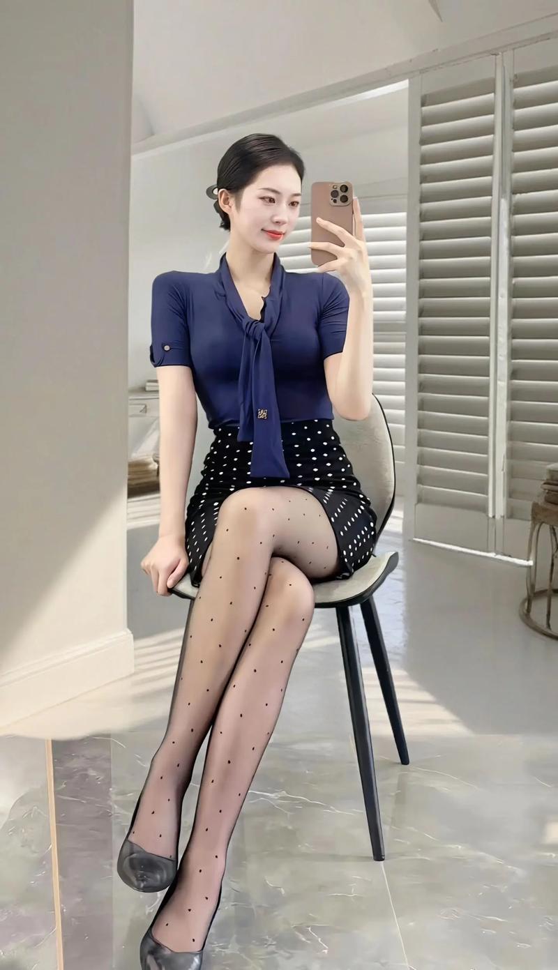 黑长丝袜怎么搭配衣服