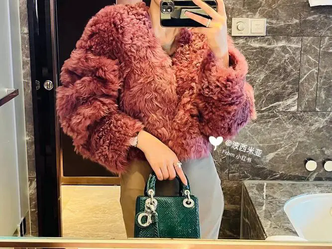 灰色皮草上衣怎么搭配