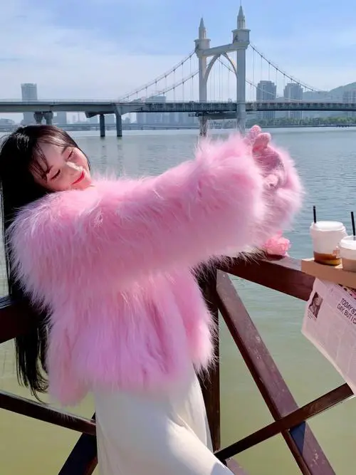 粉色中长款皮草怎么搭配好看图片