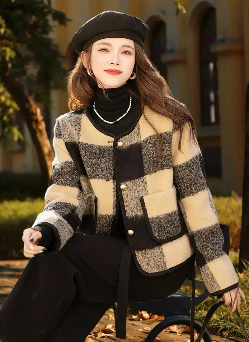 毛呢格子毛呢外套怎么搭配什么围巾