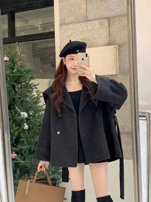 女式格子呢短大衣怎么搭配图片