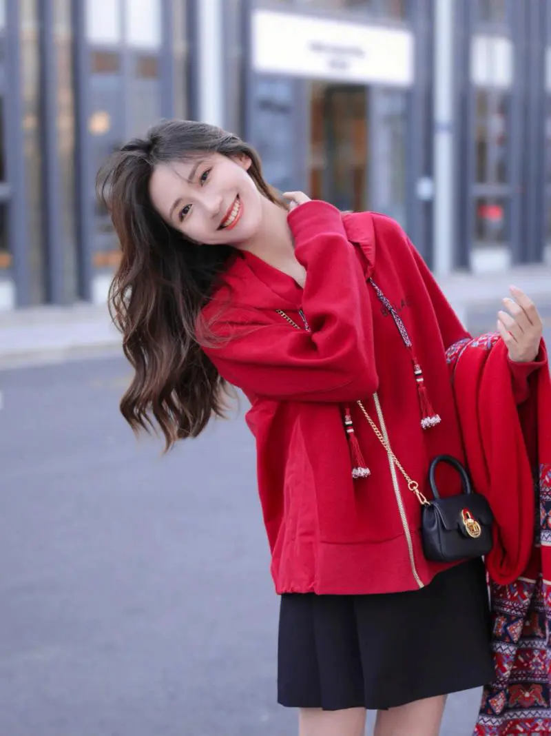 红百褶裙怎么搭配什么外套