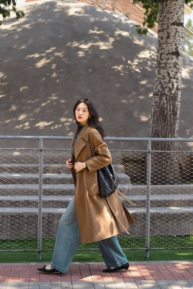 驼色大衣配什么毛衣