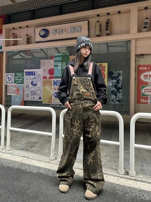 豹纹裤子上面怎么搭配