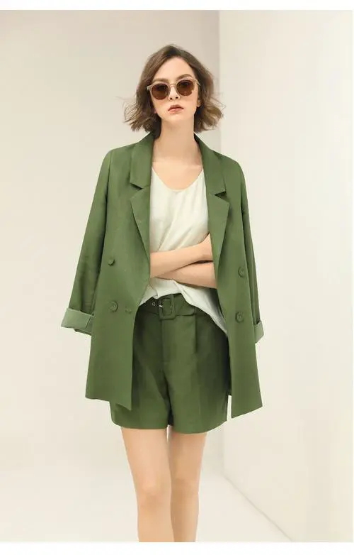 女生穿的军绿色外套怎么搭配什么裤子和鞋子图片大全