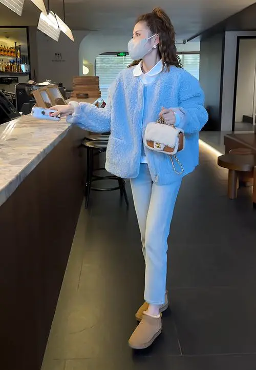 浅蓝色毛外套怎么搭配图片