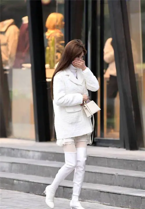 白色长靴怎么搭配衣服