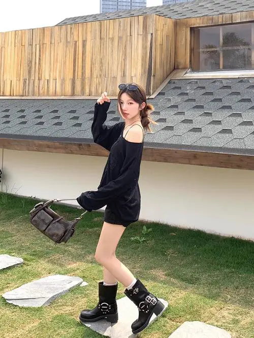 宽松露肩上衣怎么搭配什么外套