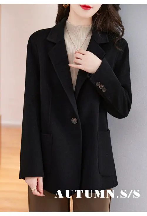 驼色毛衣黑色大衣怎么搭配图片