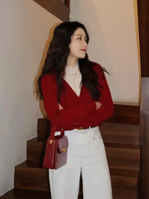 红色衫配什么裤子