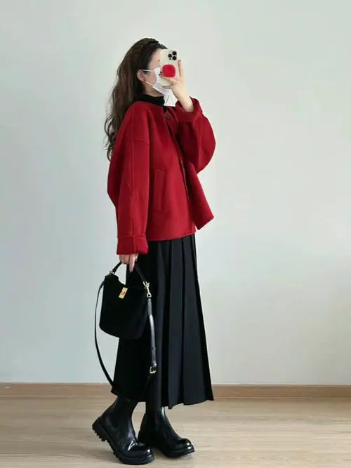 红百褶裙怎么搭配什么外套