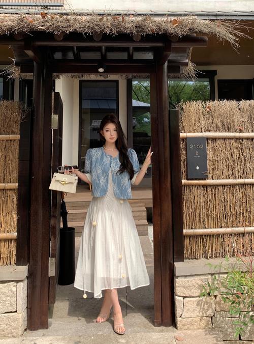 外穿蕾丝吊带连衣裙怎么搭配