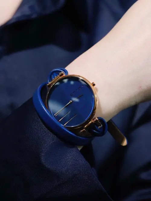 蓝色的表怎么搭配衣服