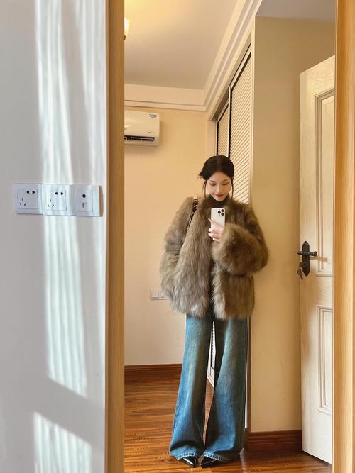 穿皮草配什么发型