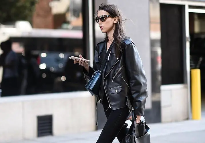 黑色皮衣内搭什么好看