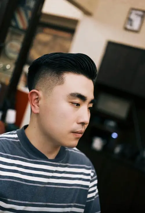 侧背发型怎么搭配衣服好看